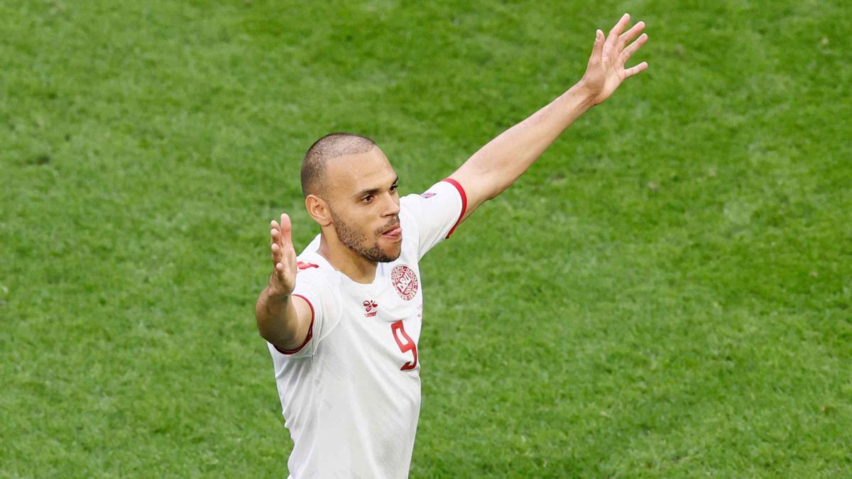 Martin Braithwaite celebra su gol contra Gales