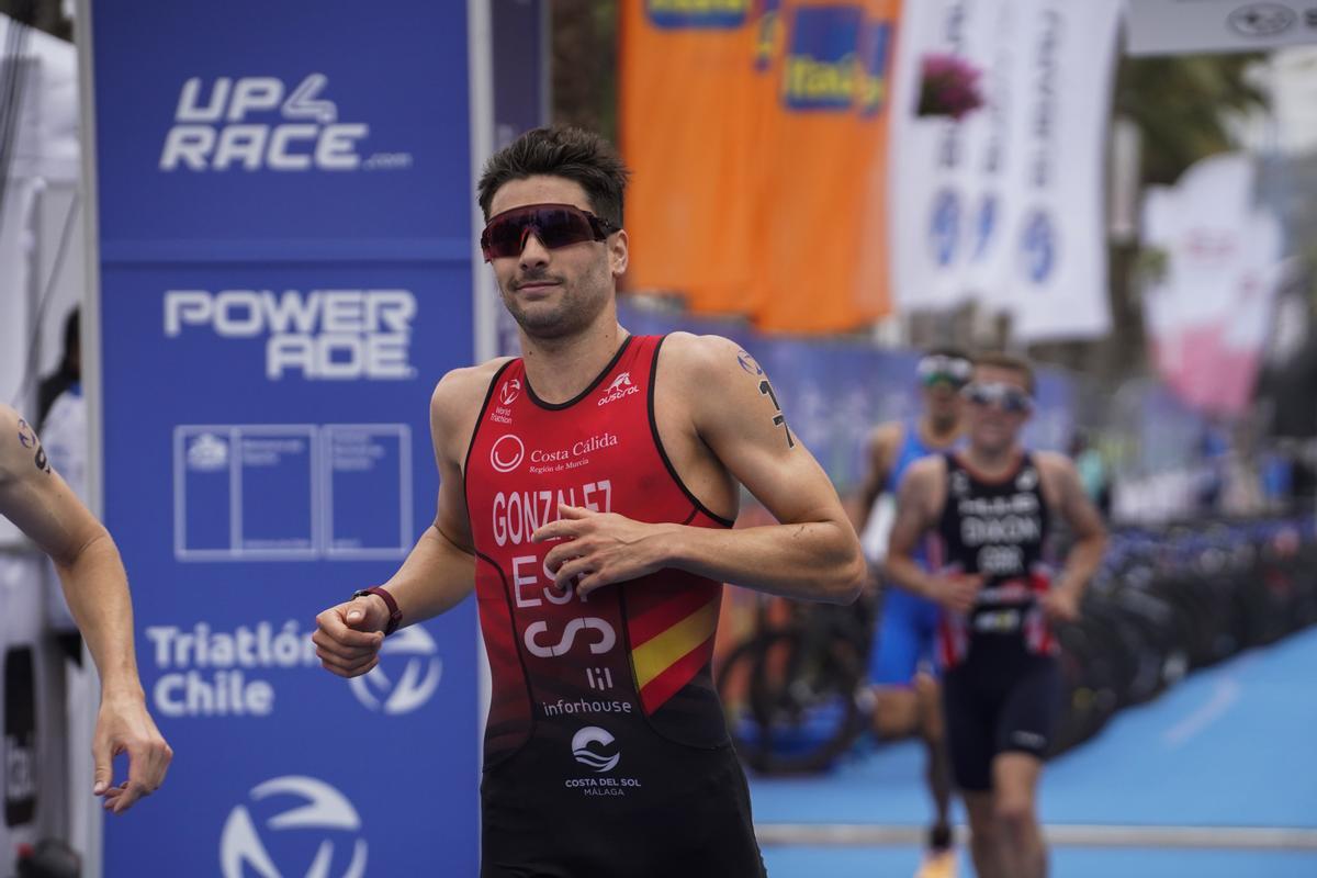 Alberto González García es uno de los cinco atletas españoles que competirá en triatlón en París.