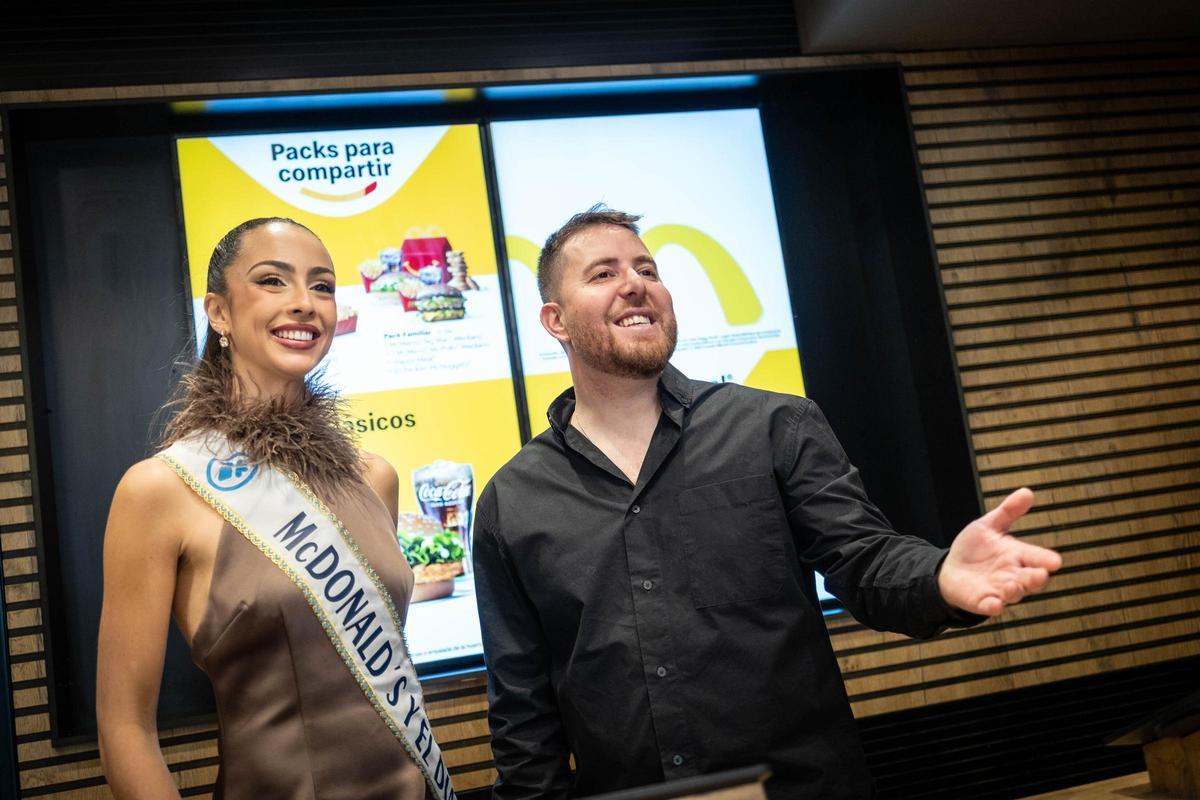 Carla Castro, candidata a reina del Carnaval de Tenerife, junto a su diseñador, Alexis Santana.