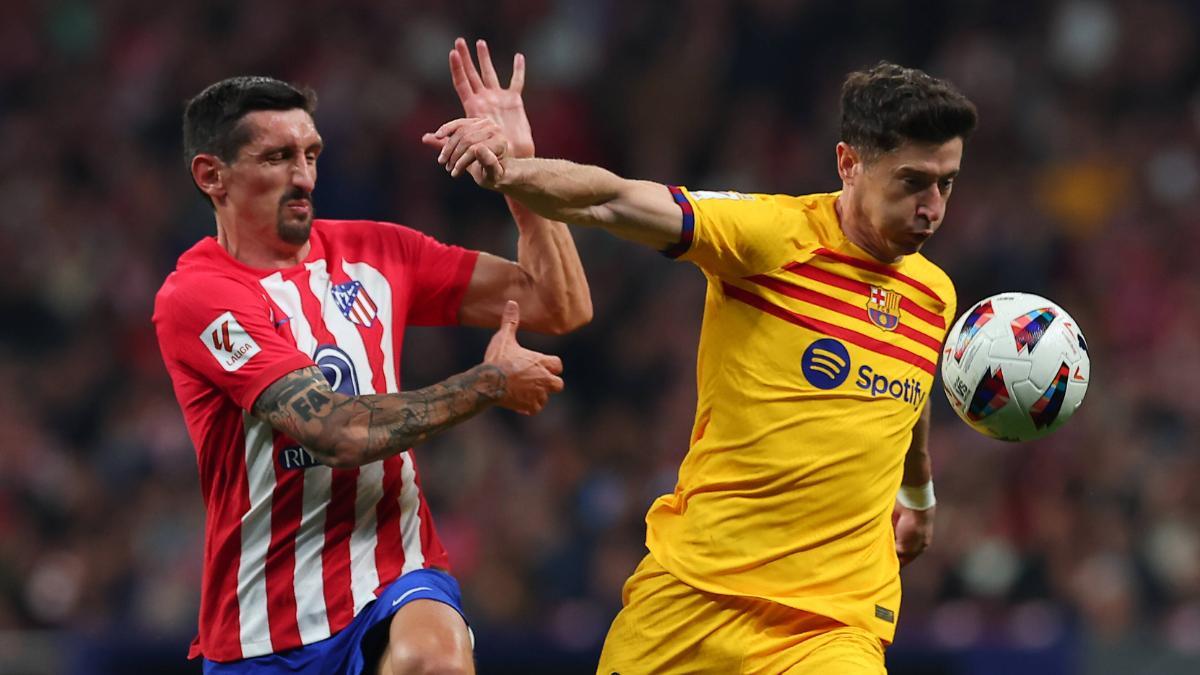 Stefan Savic, disputando un balón con Robert Lewandowski