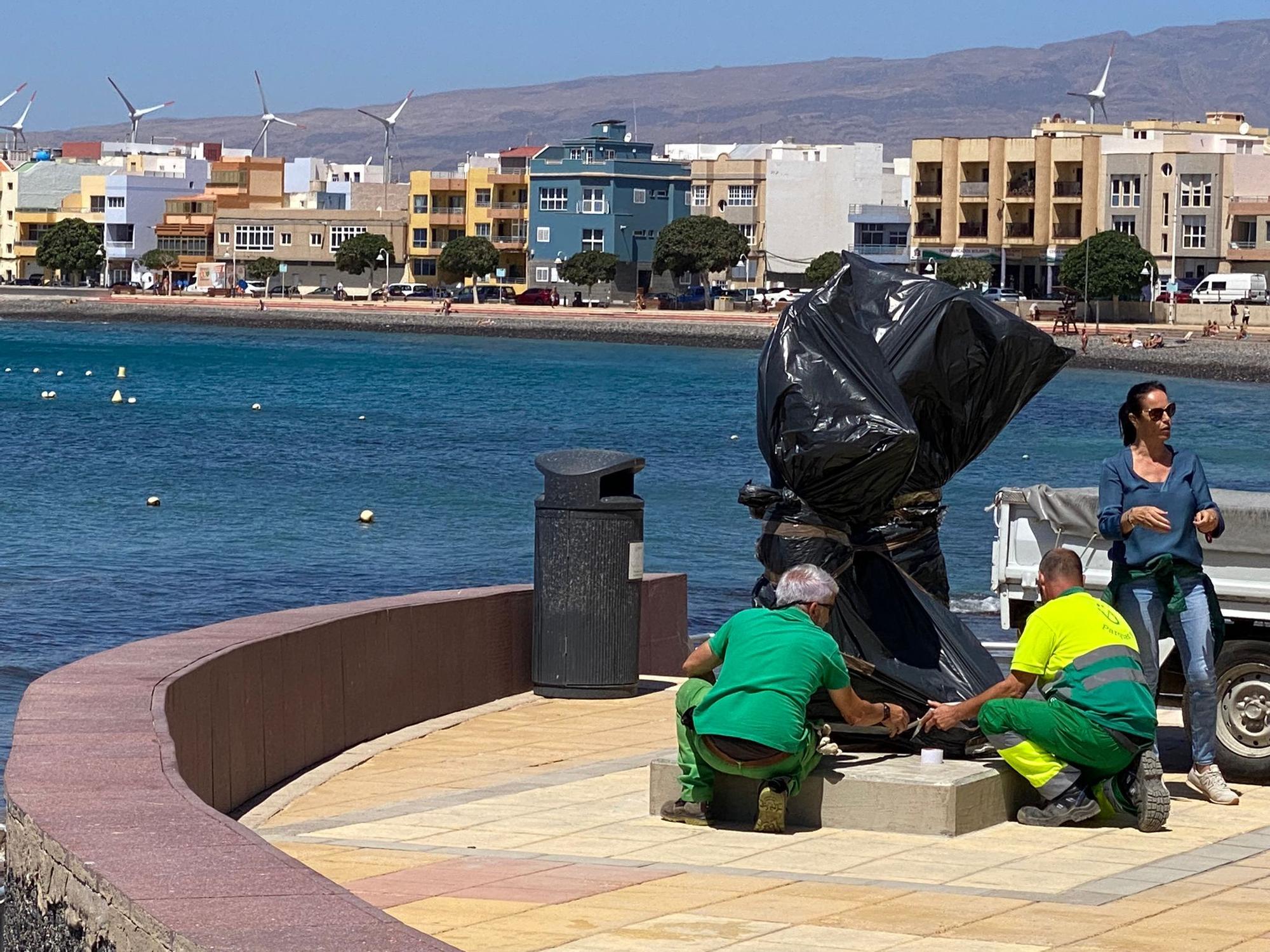 Escultura 'Pescao fresco', del artista local Paco Suárez