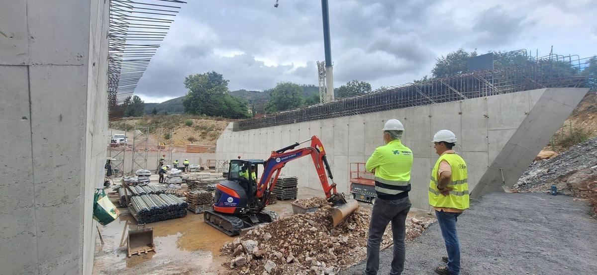 Dos trabajadores observan la evolución de los trabajos.
