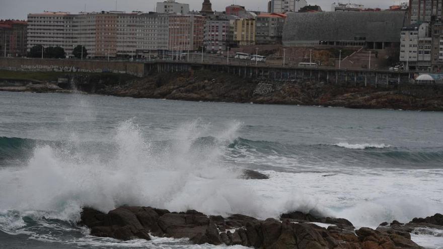 Olas en A Coruña un día de cielo gris.