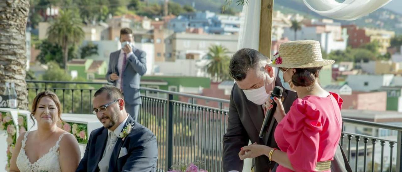 Celebración de un matrimonio civil oficiado por el juez de paz de Santiago del Teide, Alexander Socas.de un matrimonio civil oficiado por el juez de paz de Santiago del Teide, Alexander Socas.