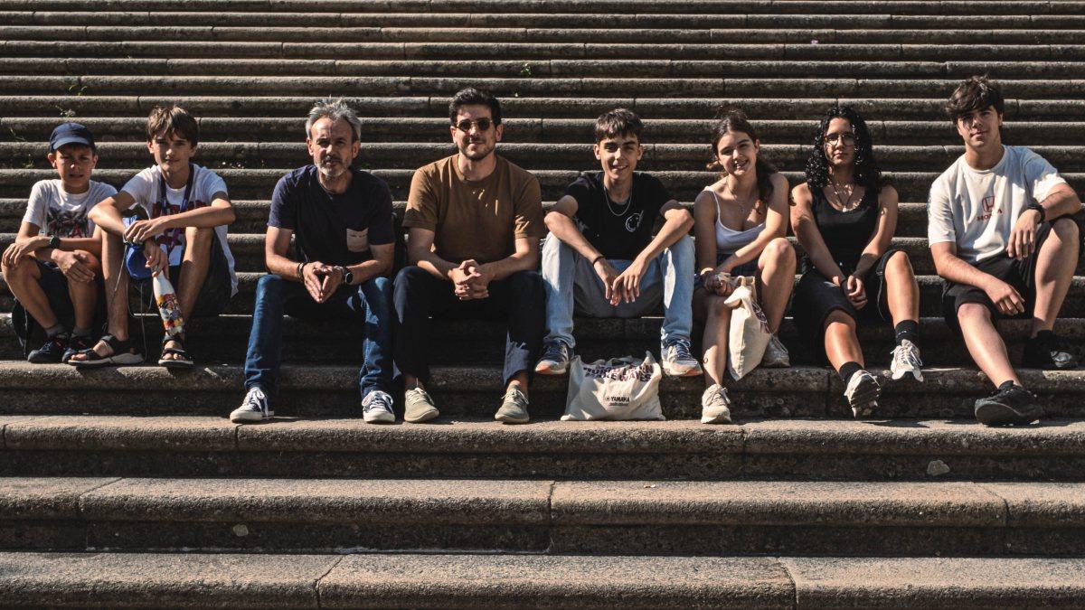Segundo y tercero por la izquierda, los docentes José Fungueiriño y Xabier Casal, con parte del grupo de estudiantes de estos encuentros musicales en Santiago.