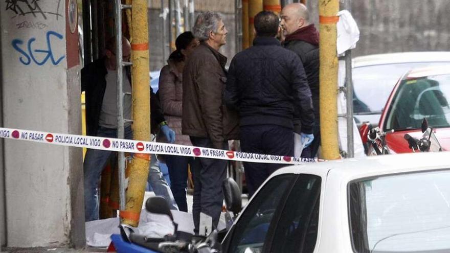 El trabajador, tapado con una sábana, tras caerse del andamio instalado en la fachada del edificio. // A. Irago