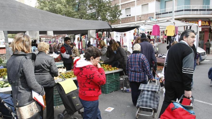 Los mercados de La Fama y Santa María de Gracia se ponen pese a ser festivo