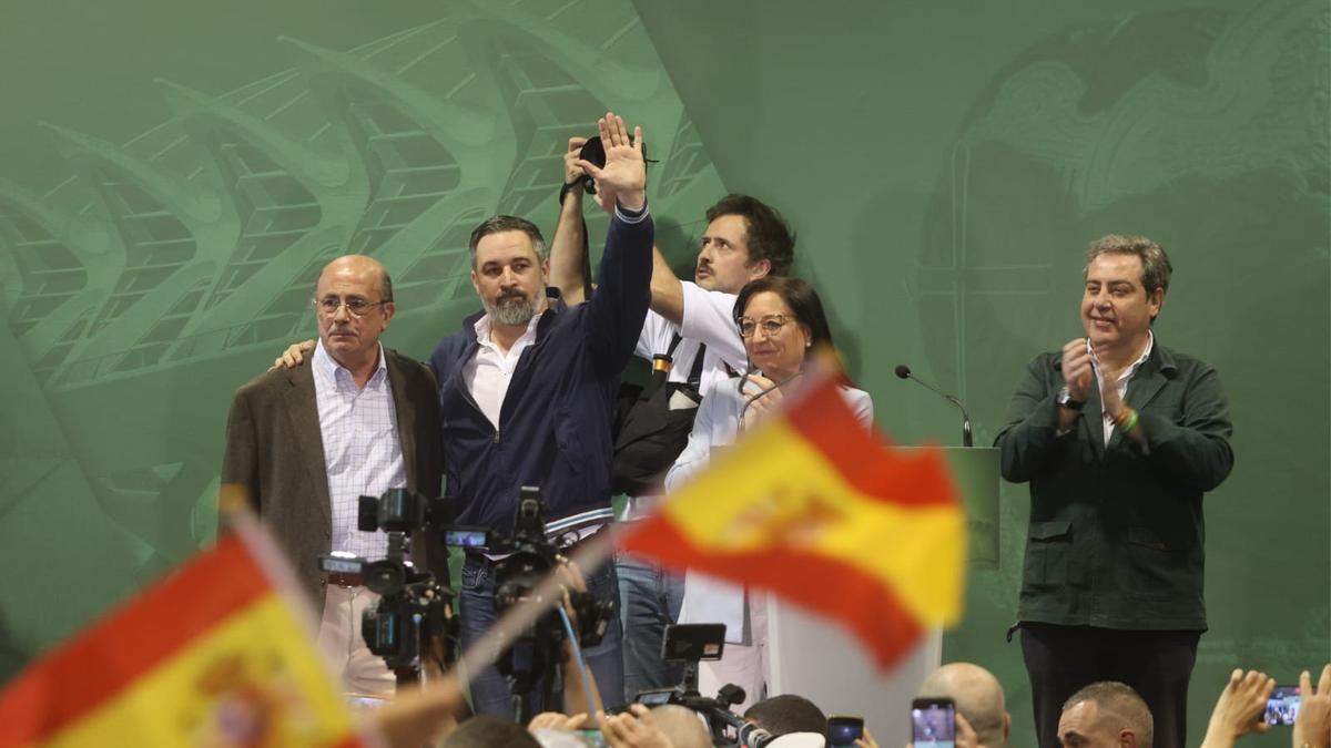 Discurso y paella en la primera visita de Abascal a Valencia tras la dana
