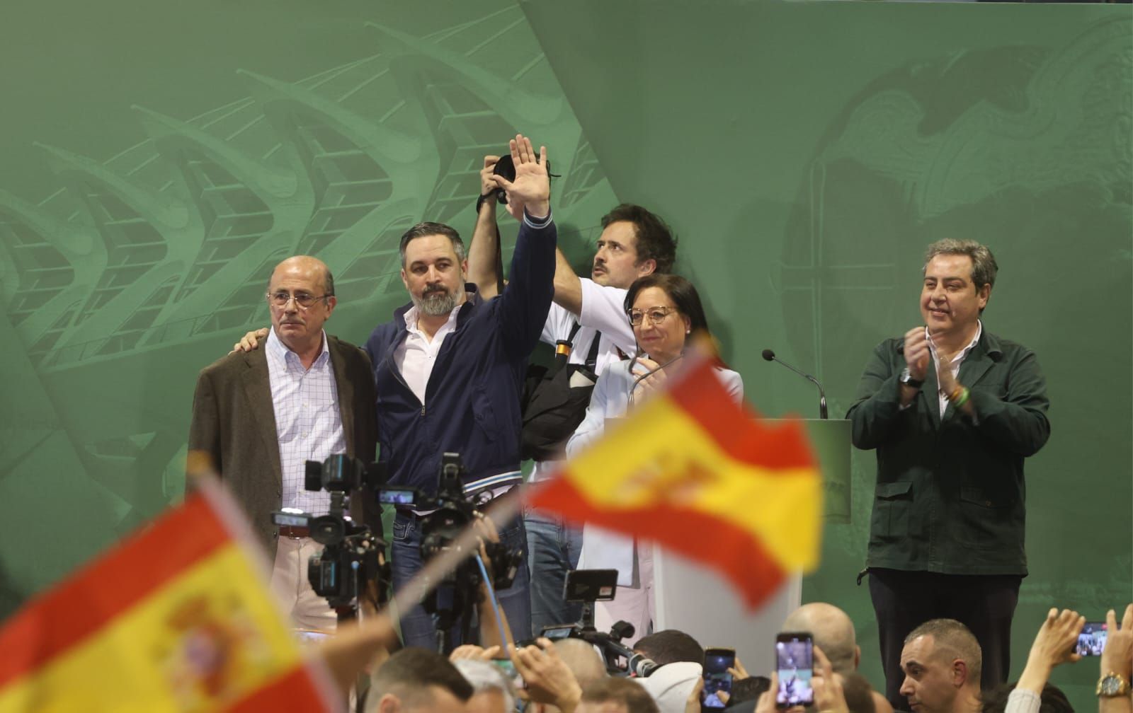 Discurso y paella en la primera visita de Abascal a Valencia tras la dana