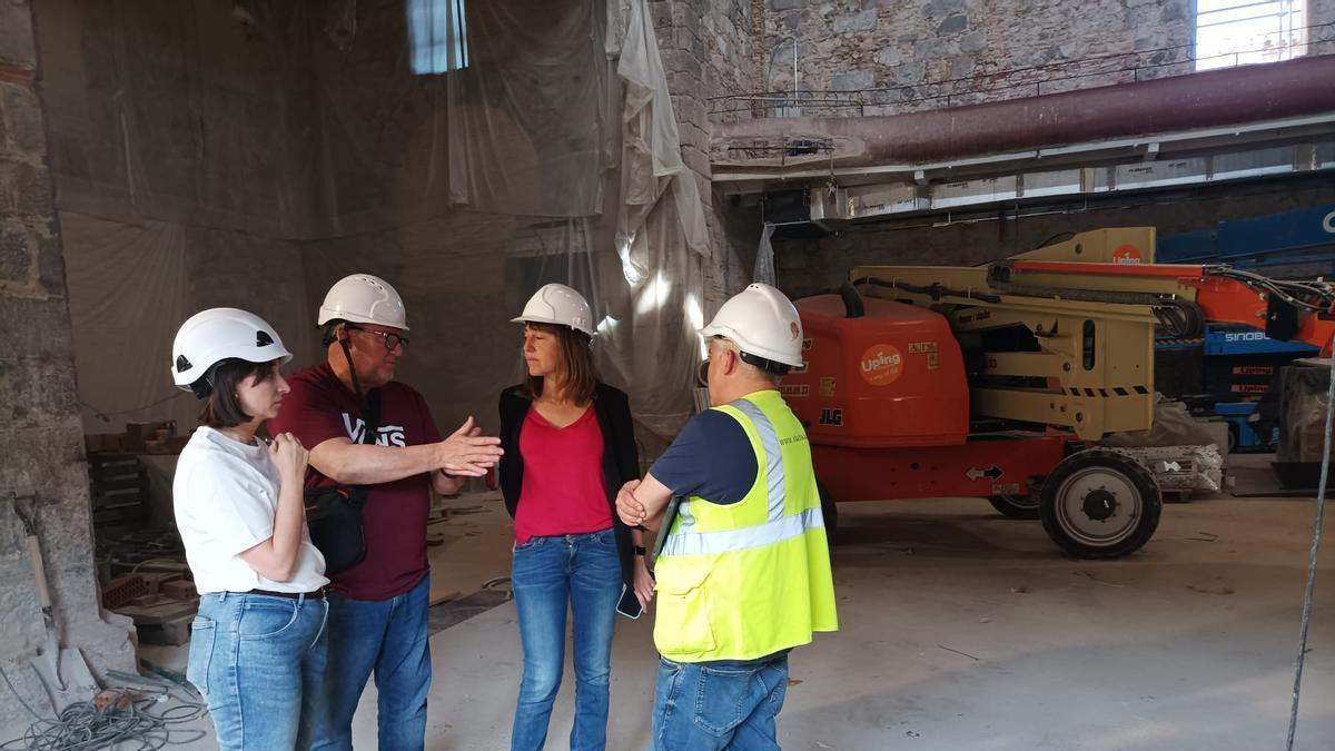 L'alcaldessa Anna Massot, de vermell, amb tècnics durant una visita d'obres.