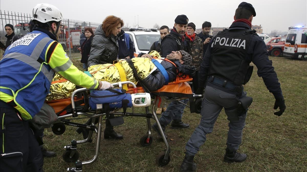 zentauroepp41775447 an injured passenger is assisted after a train derailed at t180125093126