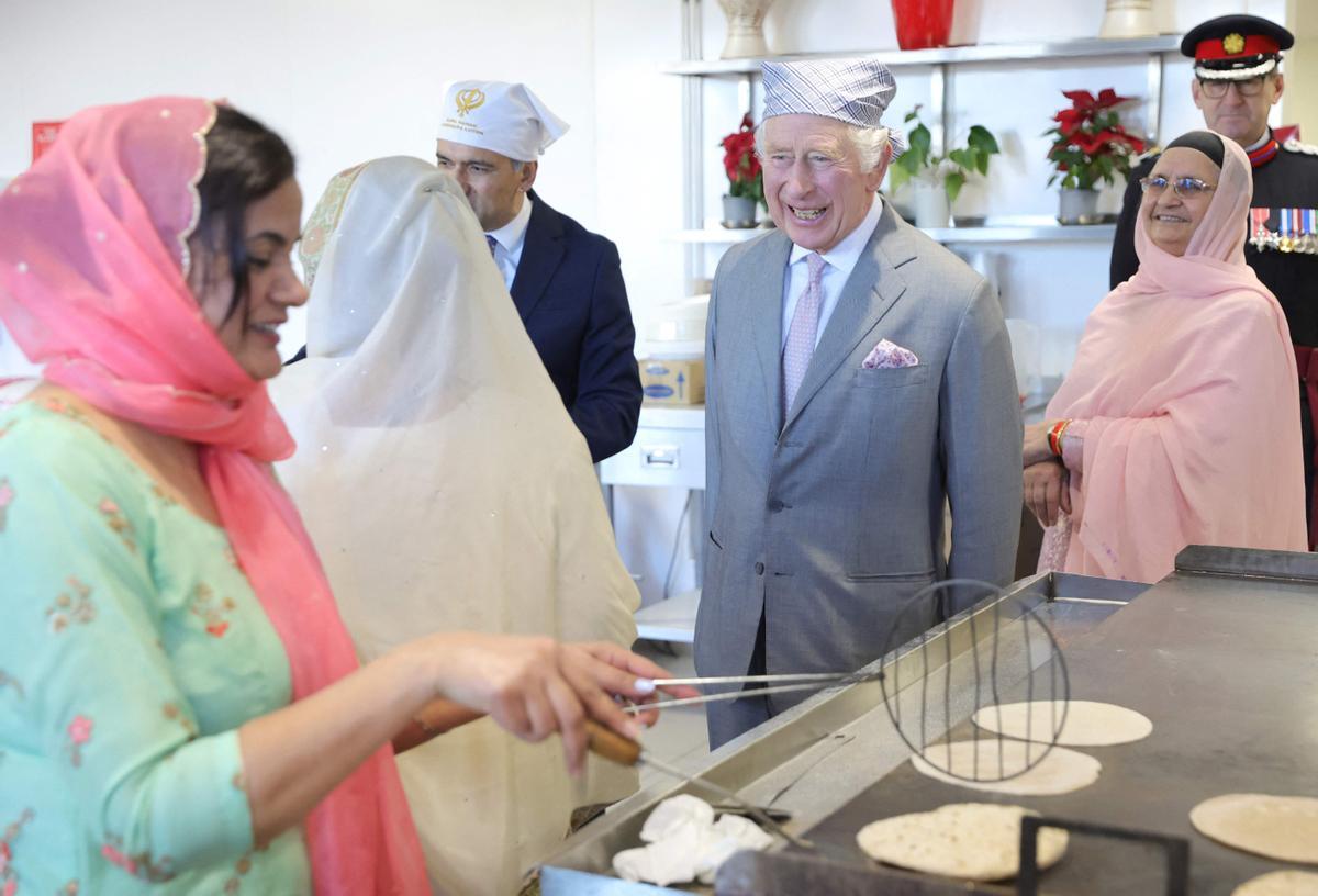 El Rey Carlos III visita el Guru Nanak Gurdwara Luton, donde se brinda enseñanza y práctica religiosa sij para todos los miembros de la comunidad y proporciona servicios sociales voluntarios para los ancianos, jóvenes y otros grupos de la comunidad.