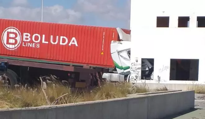 Un camión se empotra en un edificio en El Goro (Gran Canaria)