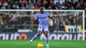 Aurelien Tchouaméni, jugador del Real Madrid, durante el partido frente al Valencia de Liga.