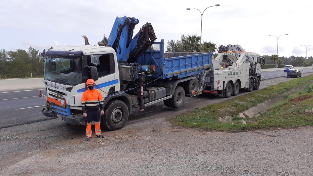 Un vehículo de Grúas Ibiza retira el camión accidentado.