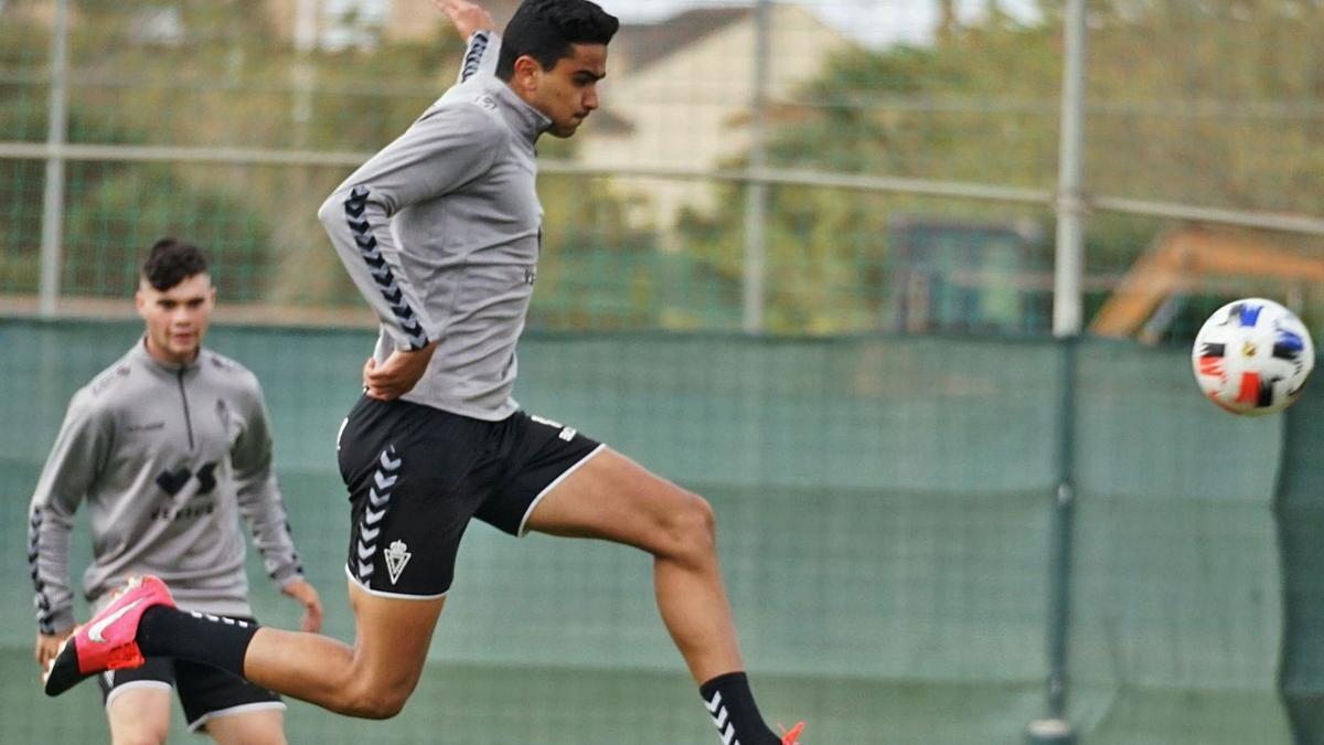 Youness controla el balón en un entrenamiento de esta semana. | REAL MURCIA