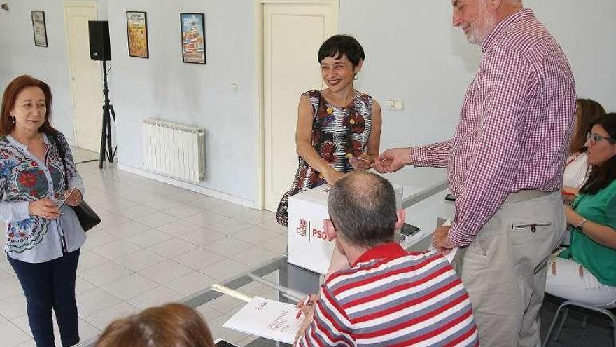 Rocío de Frutos votó en la sede socialista de Ourense. // Iñaki Osorio