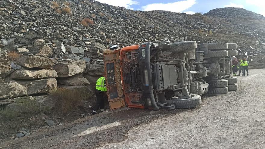 Un camionero  muere al volcar su coche en un accidente de tráfico en Carballeda de Valdeorras