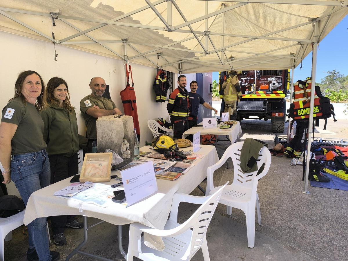 Ibanat y Bomberos de Formentera también informaron a los interesados de las posibilidades laborales en su sector