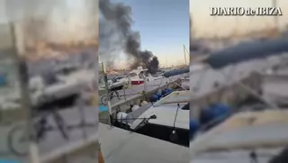 Arde una embarcación en el puerto de Santa Eulària