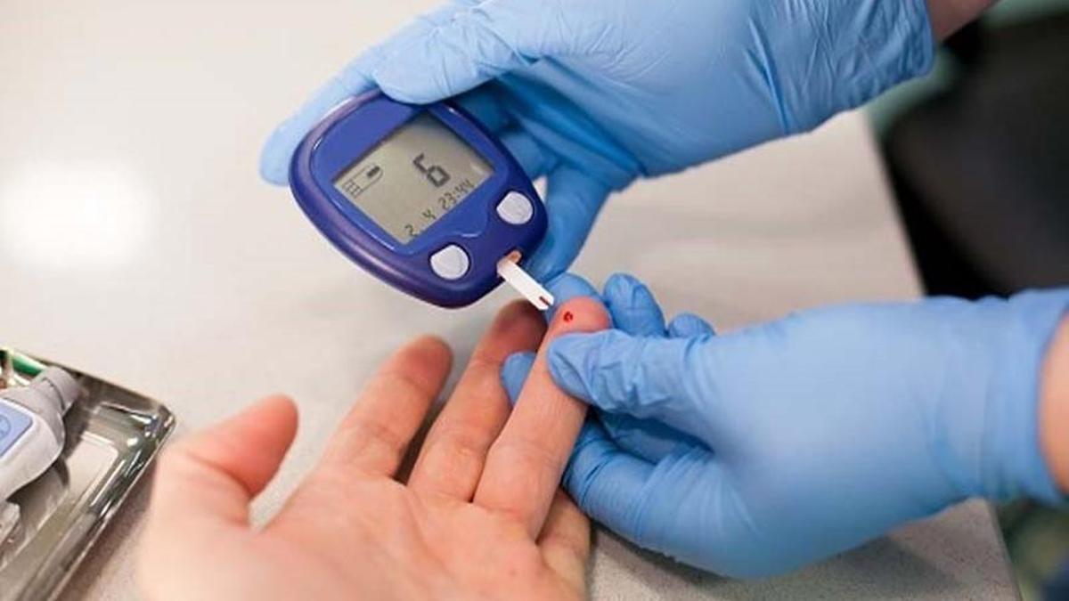 Prueba para conocer los niveles de azúcar a un paciente.