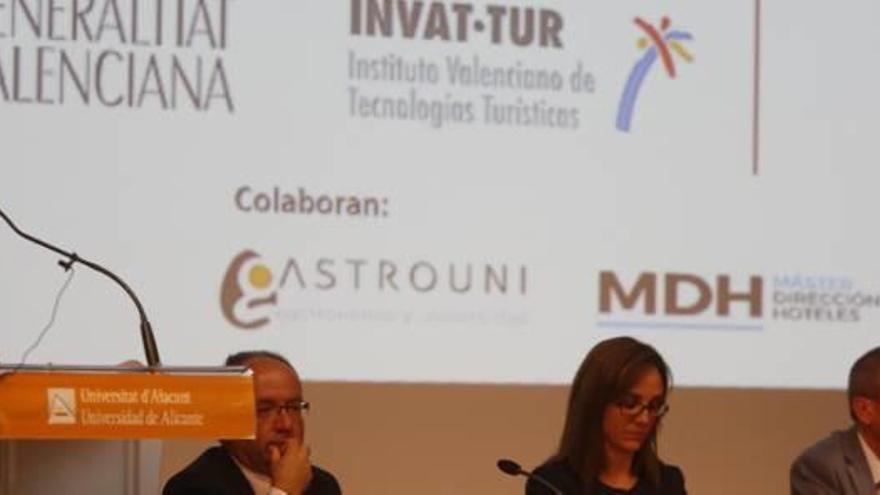 El acto de clausura reunió a alumnos, profesores y profesionales del sector turístico.