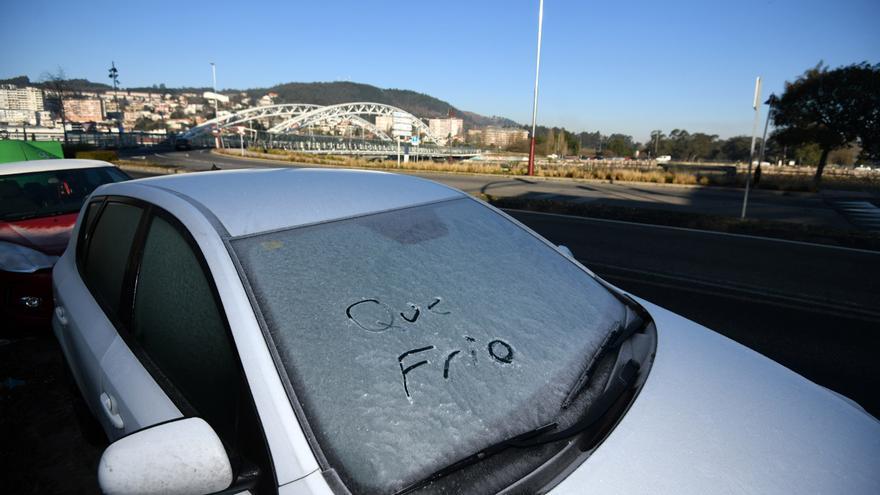 Galicia tirita: ¿cómo sacar el hielo de la luna del coche sin cargártela?