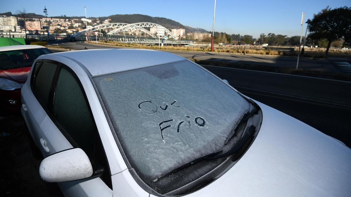 Foto de archivo de un coche con hielo en Pontevedra.