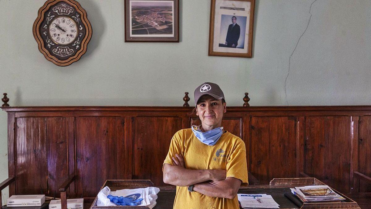 Patricia Palmero, alcaldesa de Prado, posa en el salón de plenos del ayuntamiento con su &quot;uniforme&quot; de ganadera.