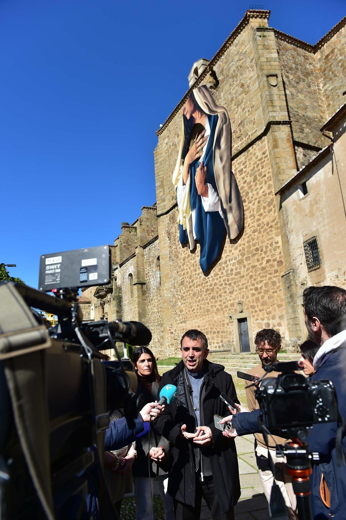Fotogalería | Las imágenes del nuevo mural de Brea para la Semana Santa de Plasencia