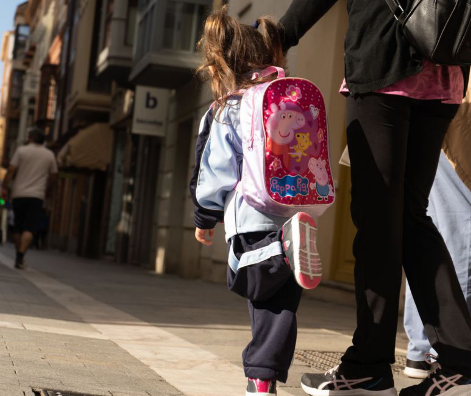 Una niña, con mochila y chandal de la Milagrosa. | J. L. F.