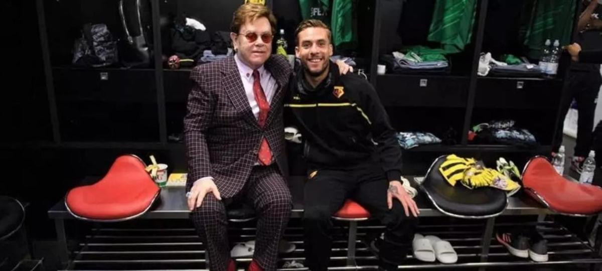 El músico británico Elton John, fan número 1 del Watford, posa con el alicantino Kiko Femenía, durante su etapa en el club londinense