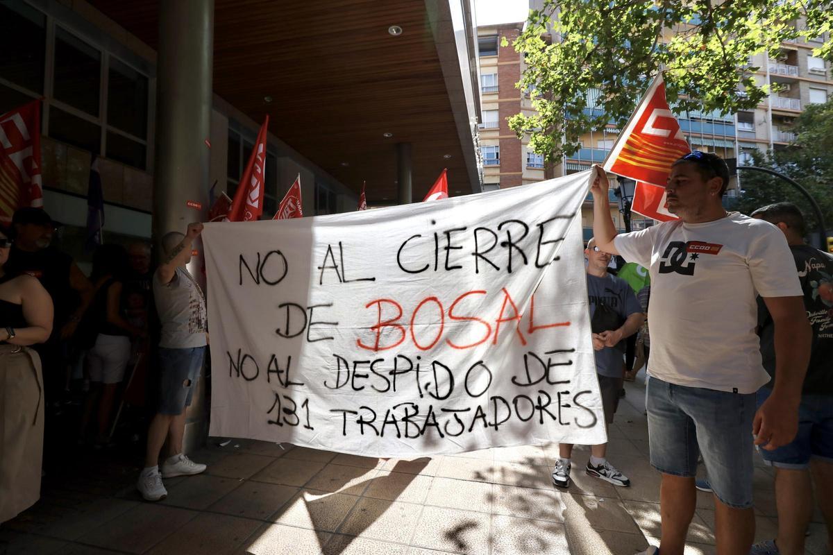 Protesta de los trabajadores de Bosal en la reunión previa a la celebrada ayer en el SAMA.