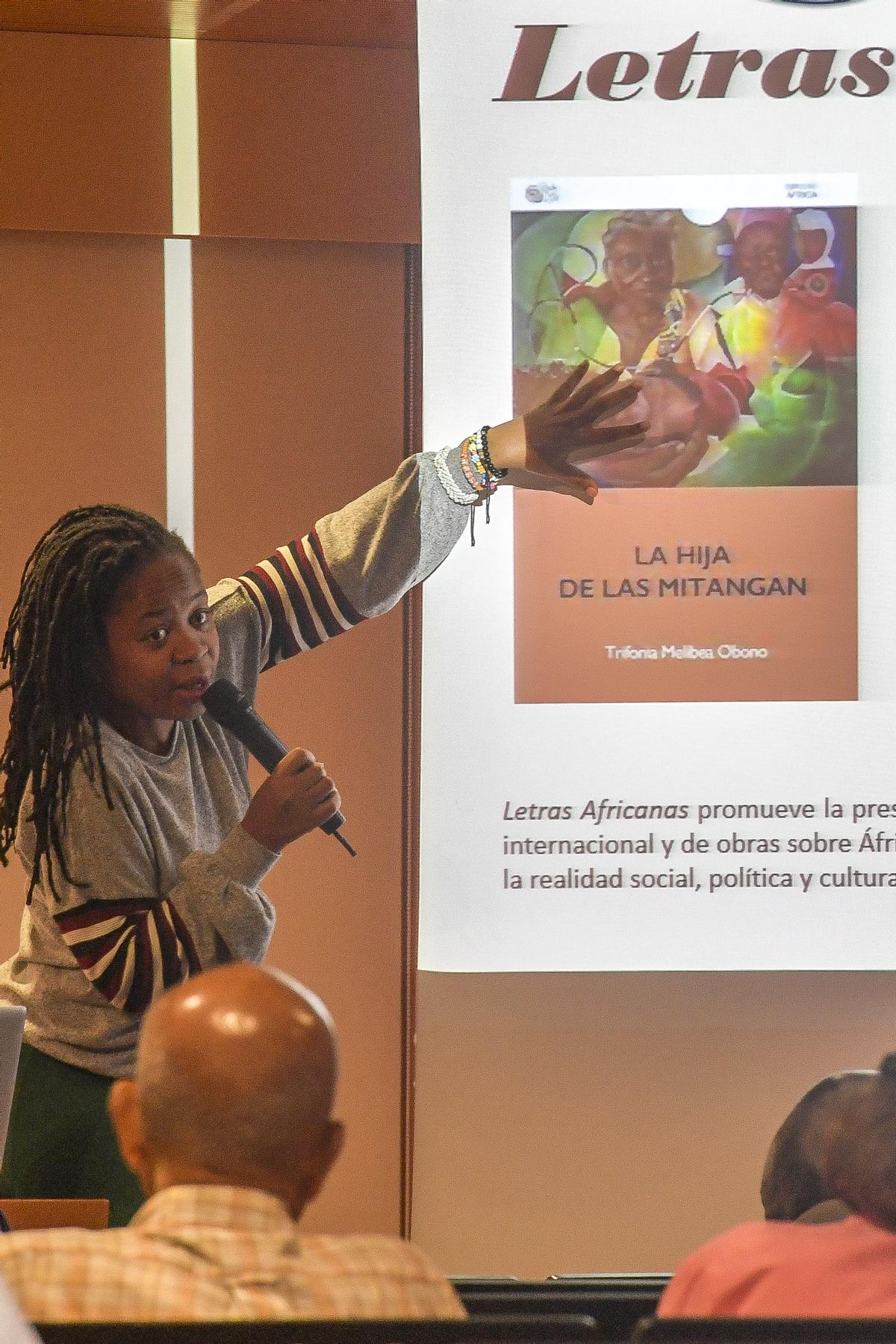 Trifonia Melibea Obono explica el significado de la portada de su último libro, 'La hija de las mitangan'.