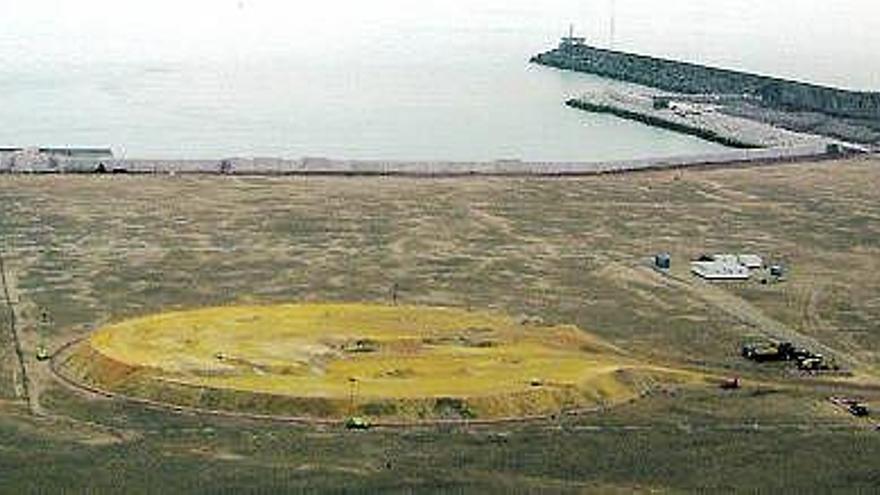 Obras del tanque de almacenamiento de gas licuado para la regasificadora, en la ampliación de El Musel.