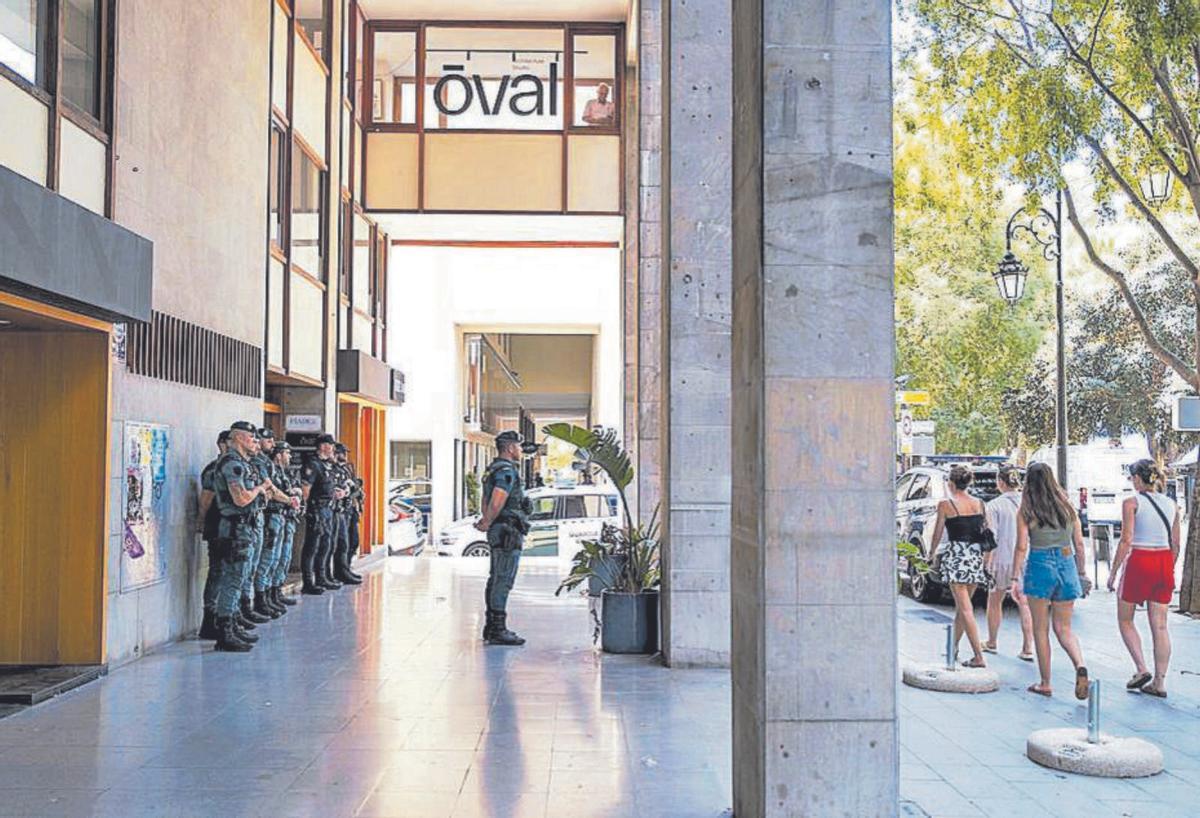 Balizas en coches de policías, sobornos y palizas