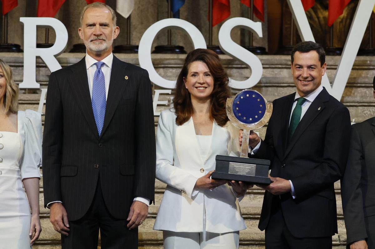 La presidenta del Comité Europeo de las Regiones, Kata Tüttő sostiene el Premio Carlos V al Comité de las Regiones de la UE junto al presidente en funciones de la Junta de Andalucía, Juanma Moreno y el rey Felipe VI.