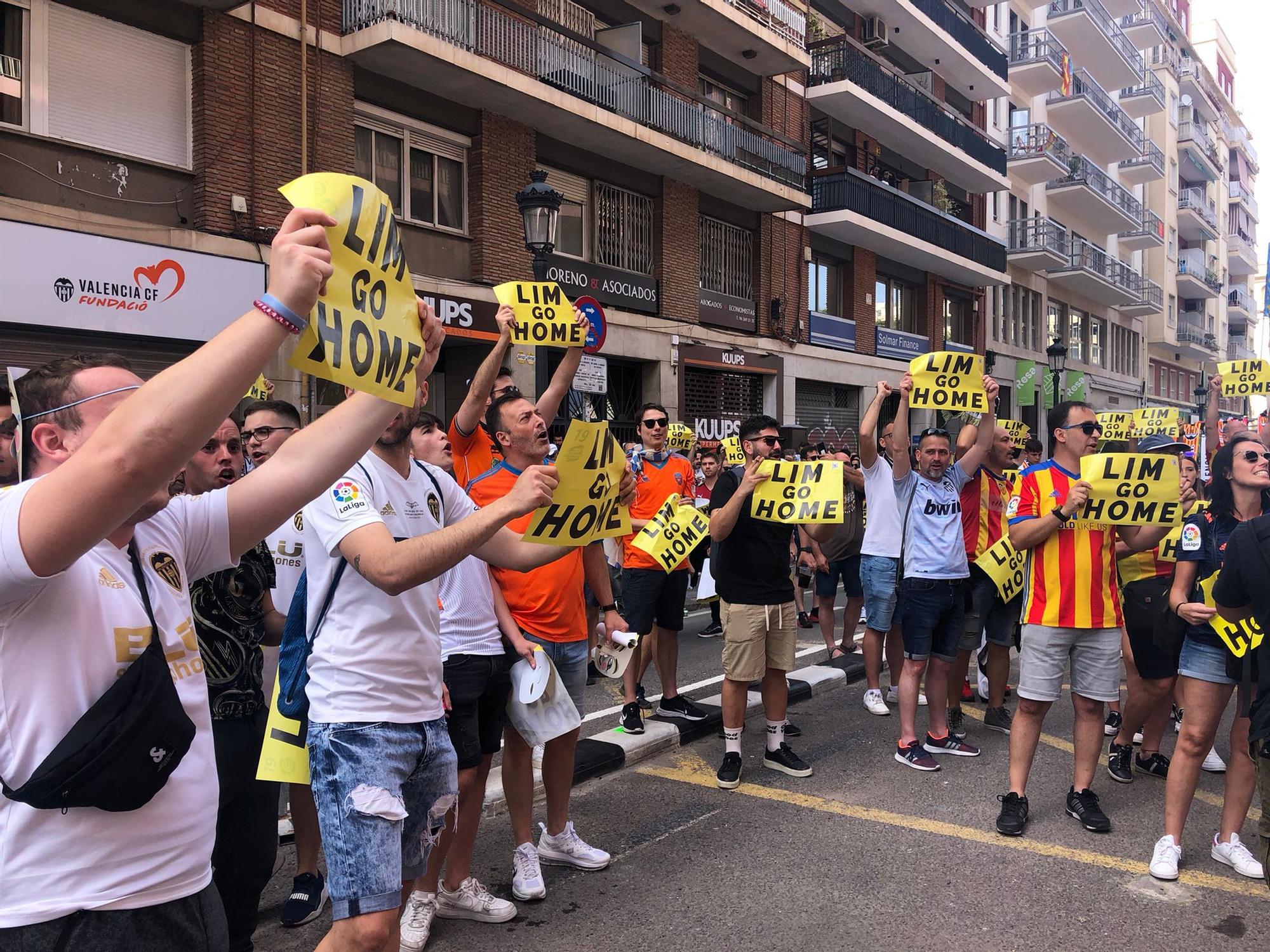 La afición del Valencia CF grita contra Meriton