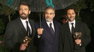 Malgrat la pluja, els protagonistes van posar amb les seves millors gales davant la premsa.