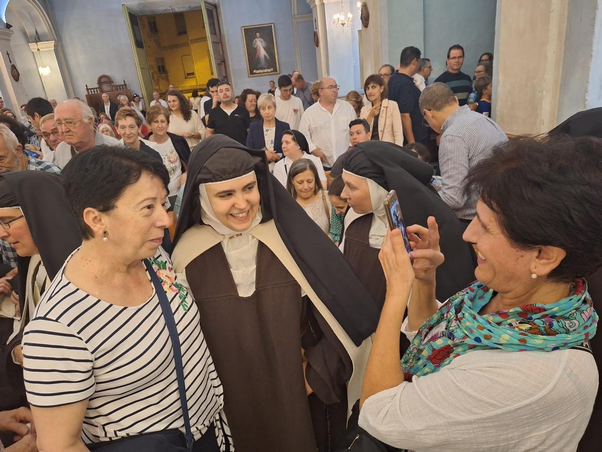 Las madres saludando a las felibresas yeclanas