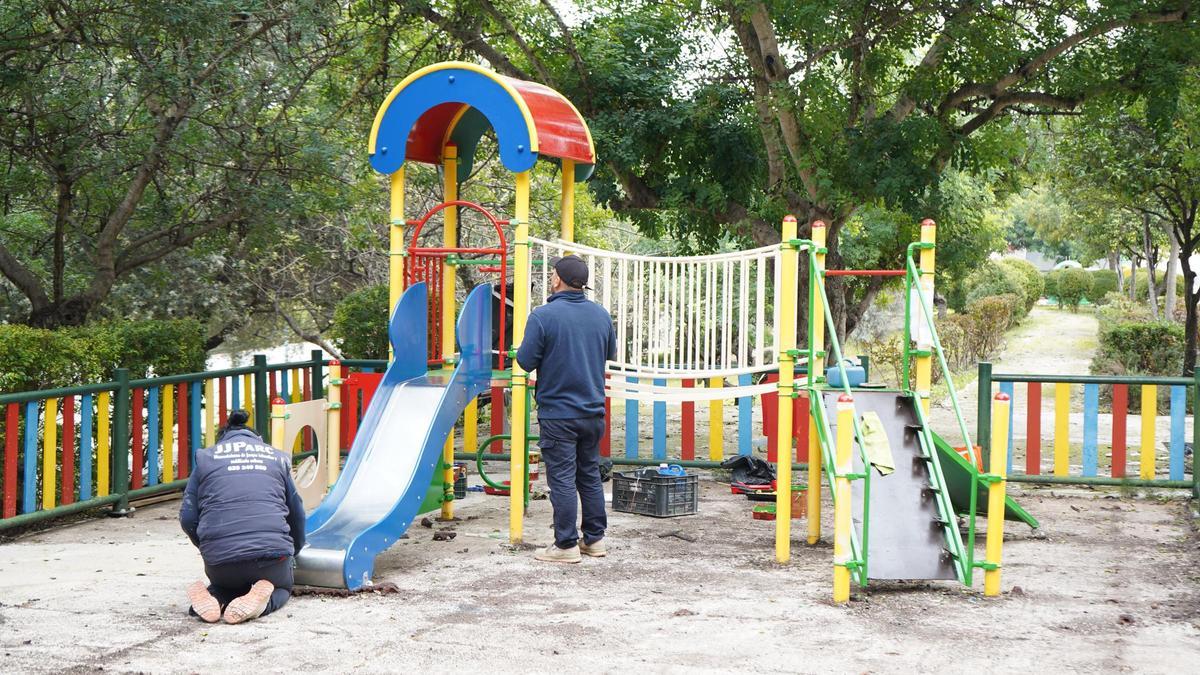 Operarios trabajando en las obras de mejora de un parque infantil de Xàtiva.