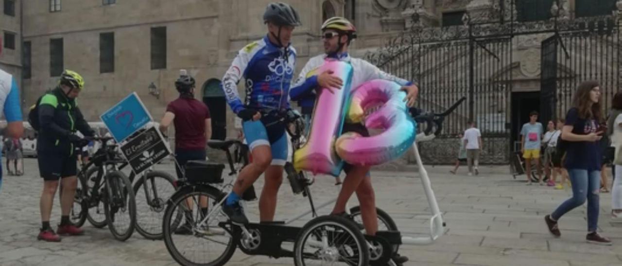 Iván y su piloto, celebrando la llegada a Santiago. | Cedida