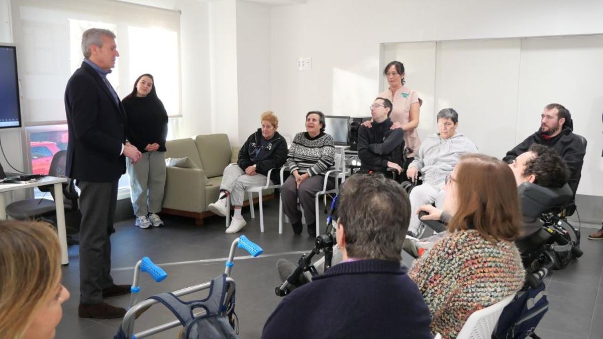 Rueda con usuarios y personal de Sarela durante su visita a las instalaciones de la asociación en Compostela