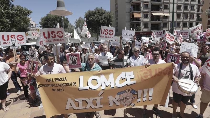 Docentes de Religión y de concertada se concentraron ayer frente a Educación.