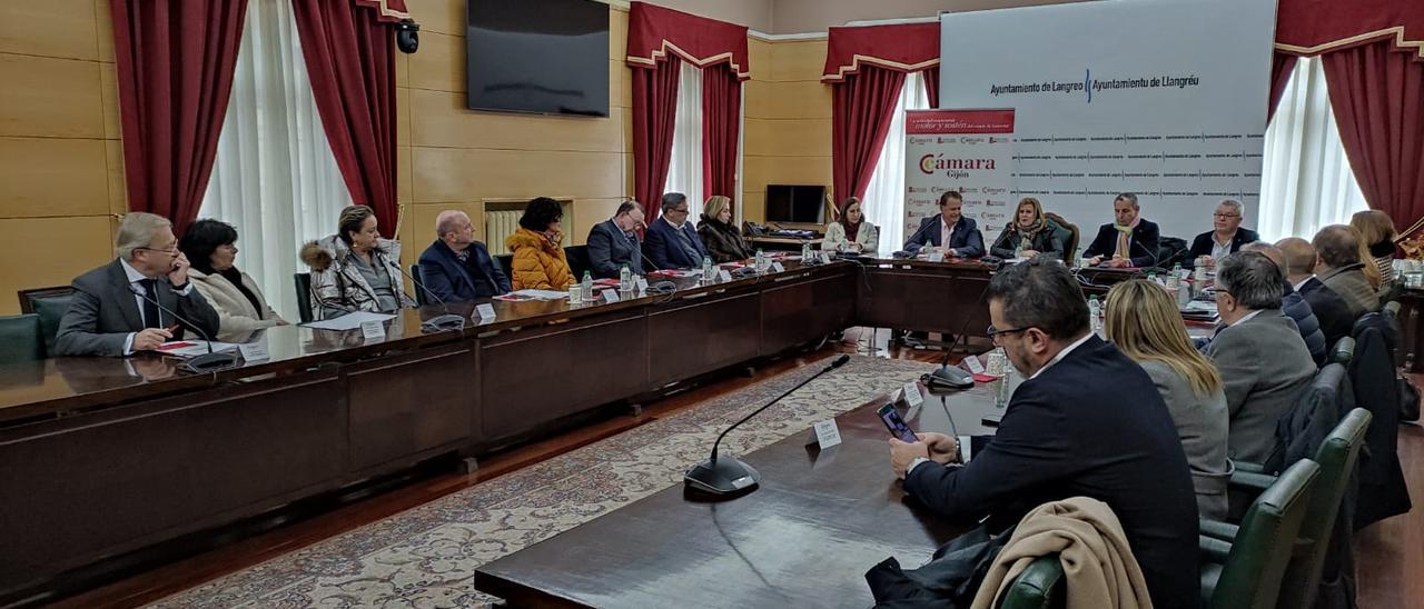 Un momento de la reunión de la Cámara de Comercio de Gijón en el Ayuntamiento de Langreo.