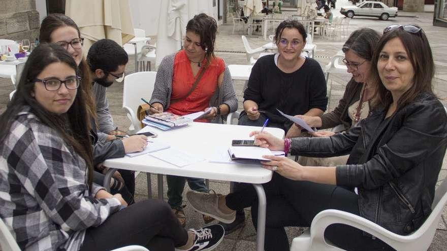 Belén Taboada y Lucía Díaz (Izquierda) en el casino durante la asamblea. // Bernabé/Ana Agra