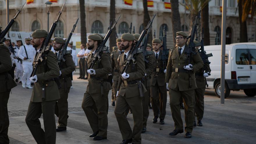 Honores a la bandera para celebrar el Día de la Fiesta Nacional en el puerto de Cartagena