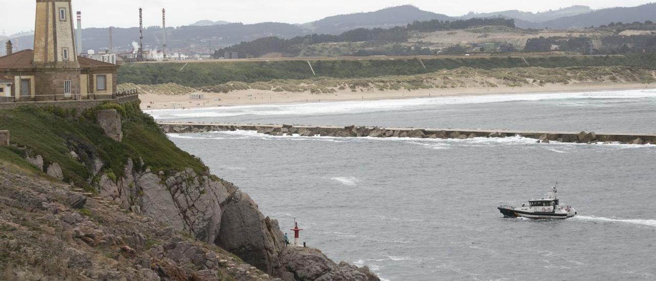 Una patrullera de la Guardia Civil en la bocana de la ría, a la altura del faro de San Juan. | María Fuentes