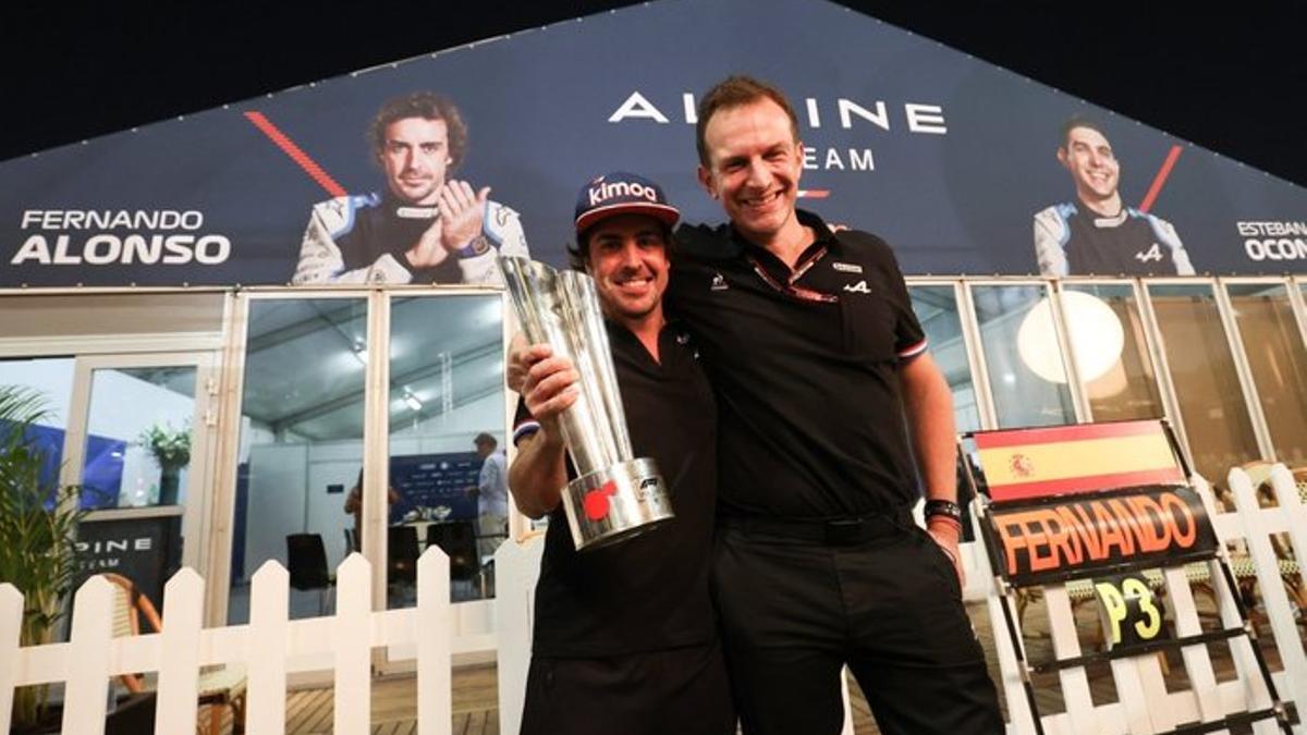 Alonso y Laurent Rossi con el trofeo del podio de Catar 2021