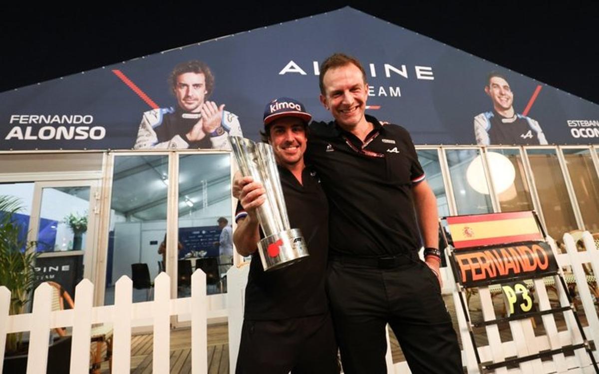 Alonso y Laurent Rossi con el trofeo del podio de Catar 2021